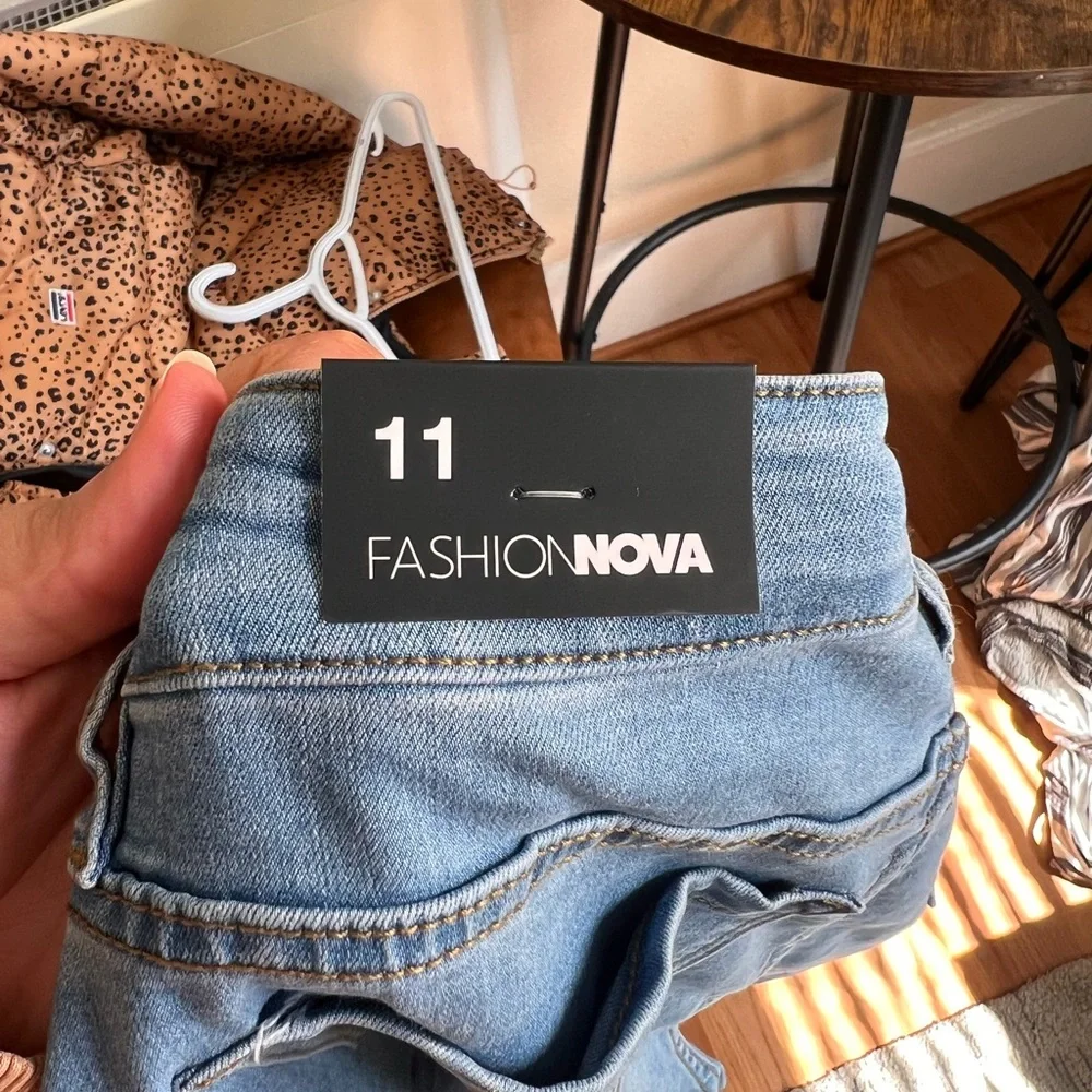 Fashion Nova light wash skinny jeans - Picture 4 of 5
